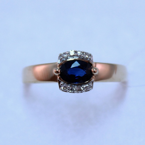 Кольцо из красного золота с сапфиром и бриллиантами